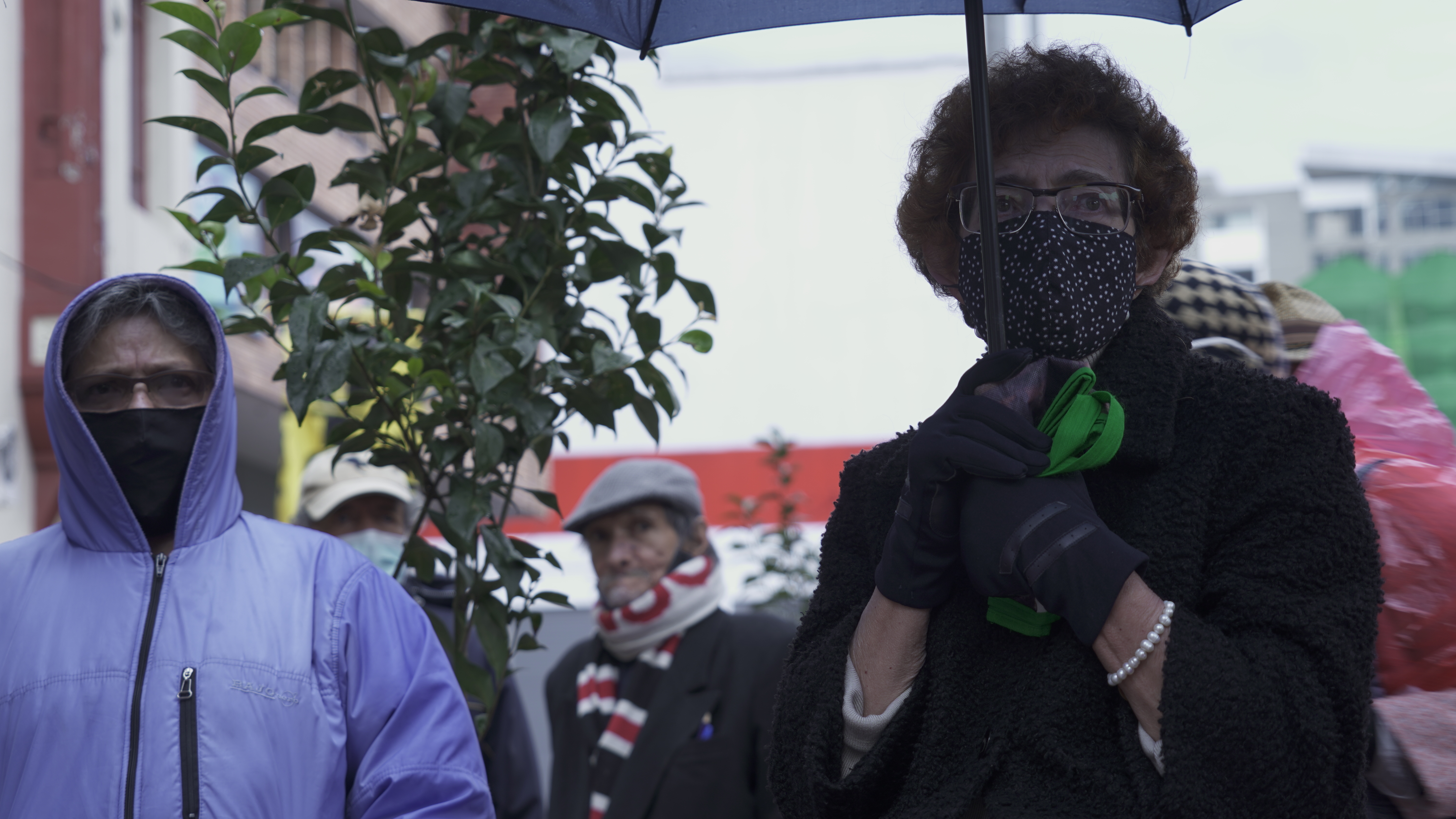Adultos mayores protestan contra restricciones de circulación por el COVID-19 en Colombia