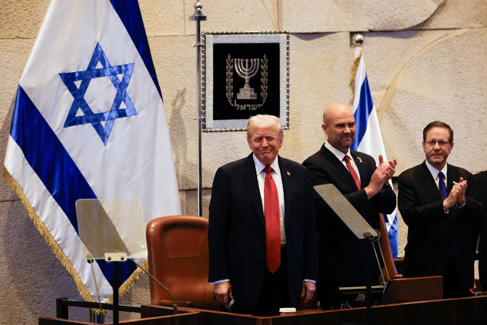 Jerusalem (-), 13/10/2025.- US President Donald Trump (L) reacts next to Amir Ohana (C), Speaker of the Israeli Knesset, and Israeli President Isaac Herzog during an address to the Israeli parliament, the Knesset, in Jerusalem, 13 October 2025. Hamas handed over the 20 surviving Israeli hostages on October 13 under a ceasefire agreement, as the US president and other world leaders geared up for a summit on Gaza. The releases are part of a ceasefire agreement brokered by the US president, with Israel due in return to free nearly 2,000 detainees held in its jails in exchange. (Jerusalén) EFE/EPA/JALAA MAREY / POOL
