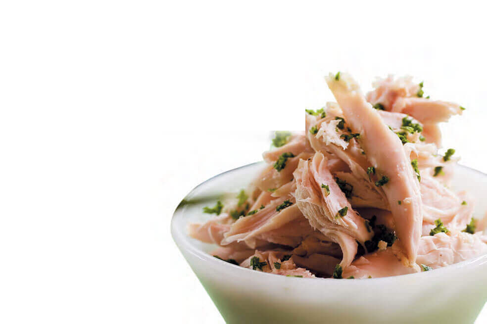 Receta del día: Sopa de tomate con pollo, chicharrón y panecillos rellenos de guacamole con piña