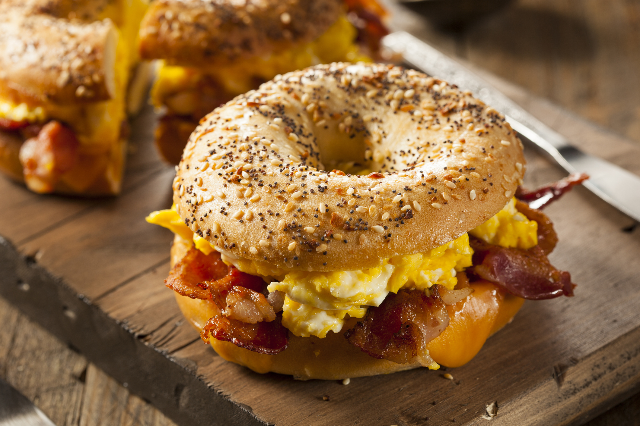 Así es el paso a paso para hacer un “bagel” sándwich con huevos revueltos