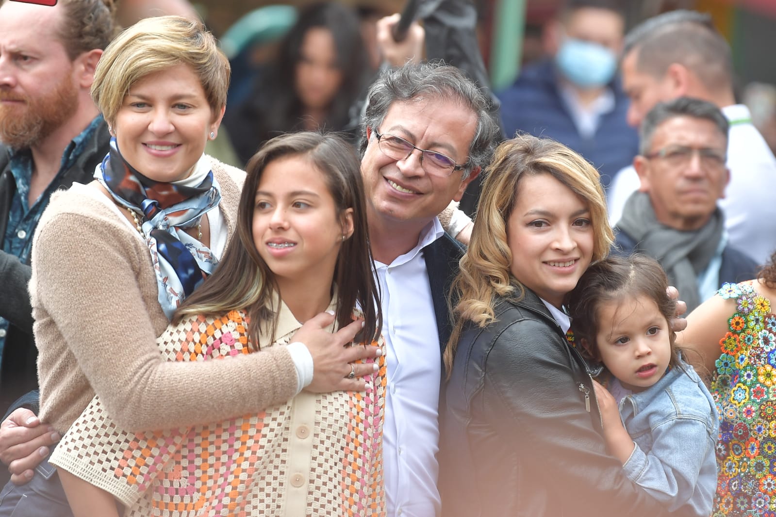 El candidato del Pacto Histórico, se acerco en compañía de su familia y no votó hasta que estuvieran todos.