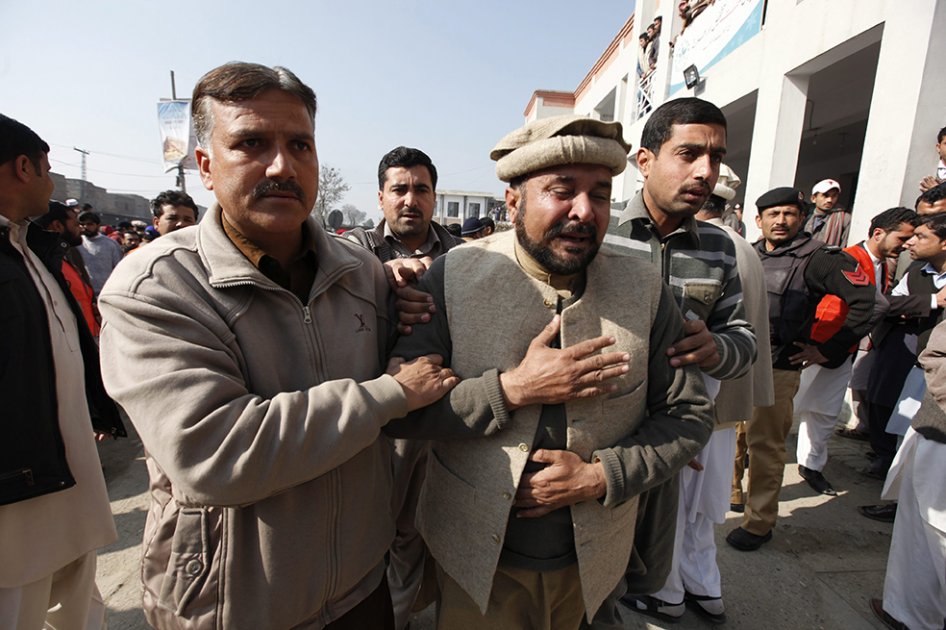 Al menos 25 muertos deja asalto talibán a universidad en Pakistán