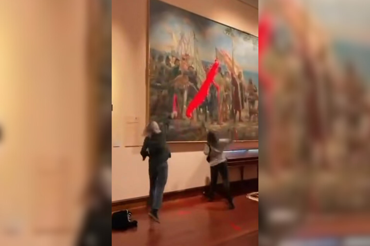 Activistas arrojaron pintura roja sobre el cuadro “Primer homenaje a Cristóbal Colón” en Madrid