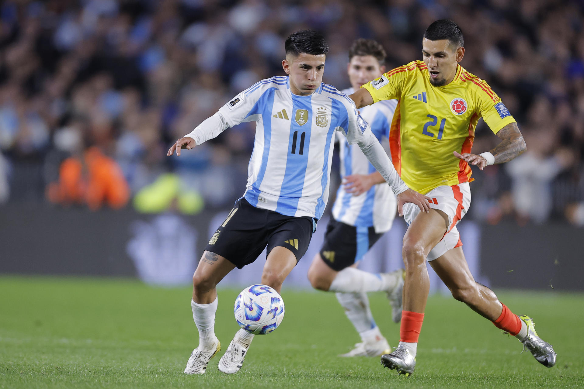AME5051. BUENOS AIRES (ARGENTINA), 10/06/2025.- Thiago Almada (i) de Argentina disputa un balón con Daniel Muñoz de Colombia este martes, durante un partido por las eliminatorias sudamericanas para el Mundial 2026 entre las selecciones de Argentina y Colombia en el estadio Monumental en Buenos Aires (Argentina). EFE/ Juan Ignacio Roncoroni
