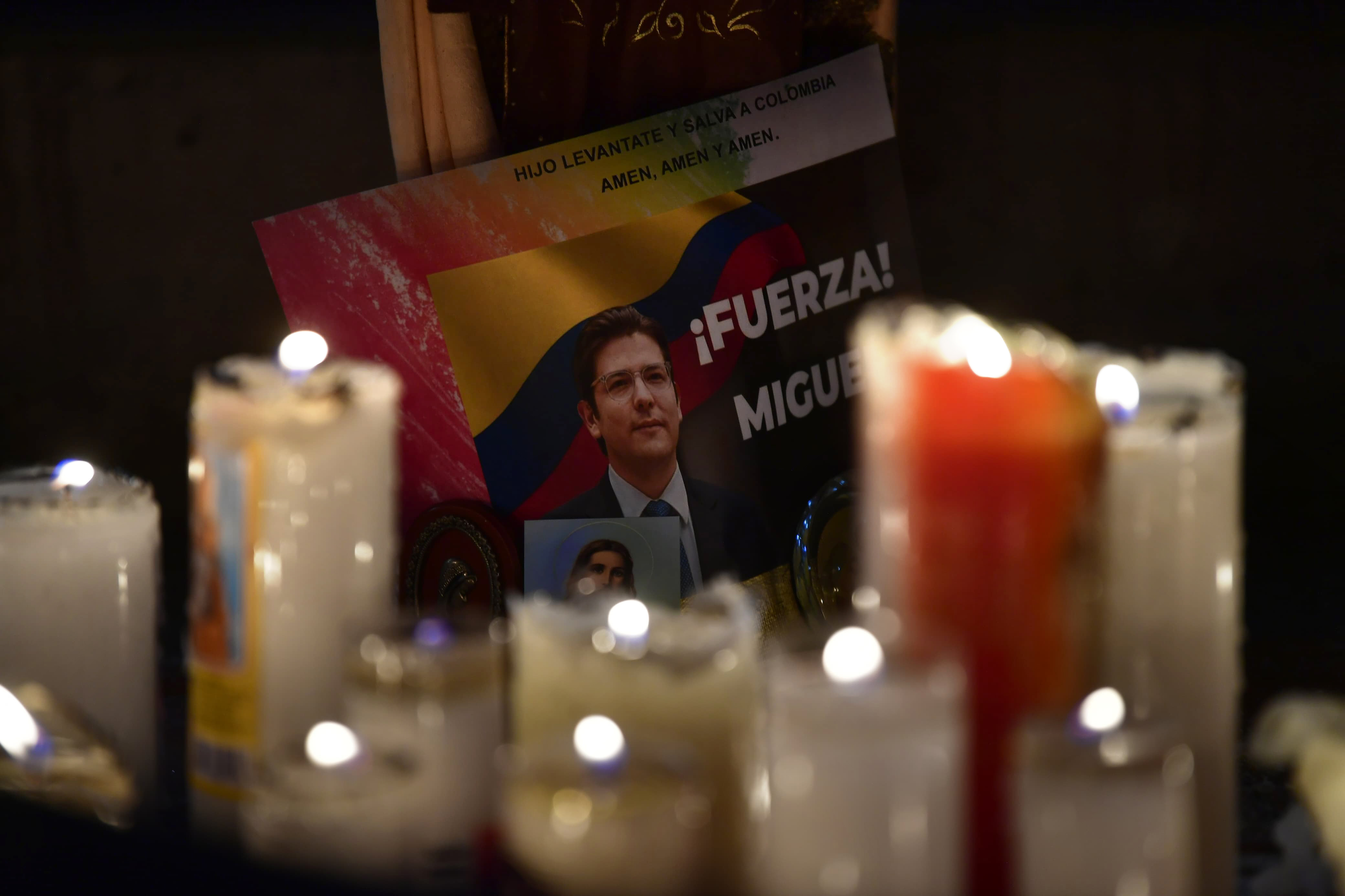 Velatón y grupo oración por la la salud de Miguel Uribe.