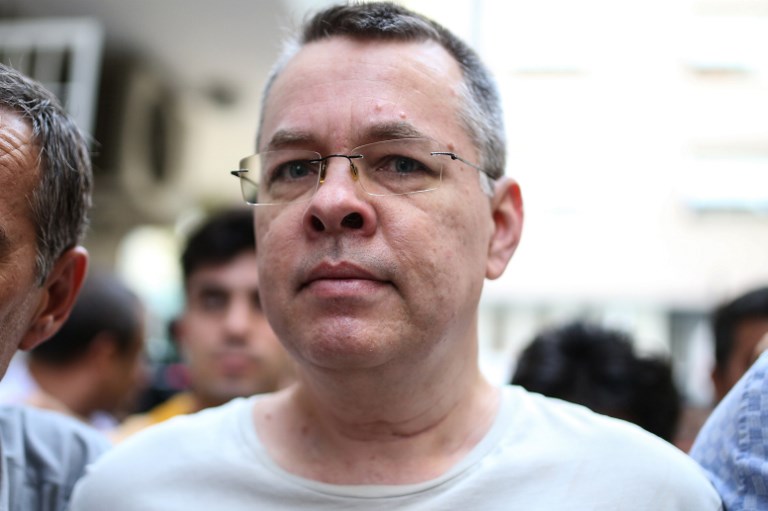 Turquía pone en libertad a pastor de EE.UU. y cierra crisis diplomática con Washington