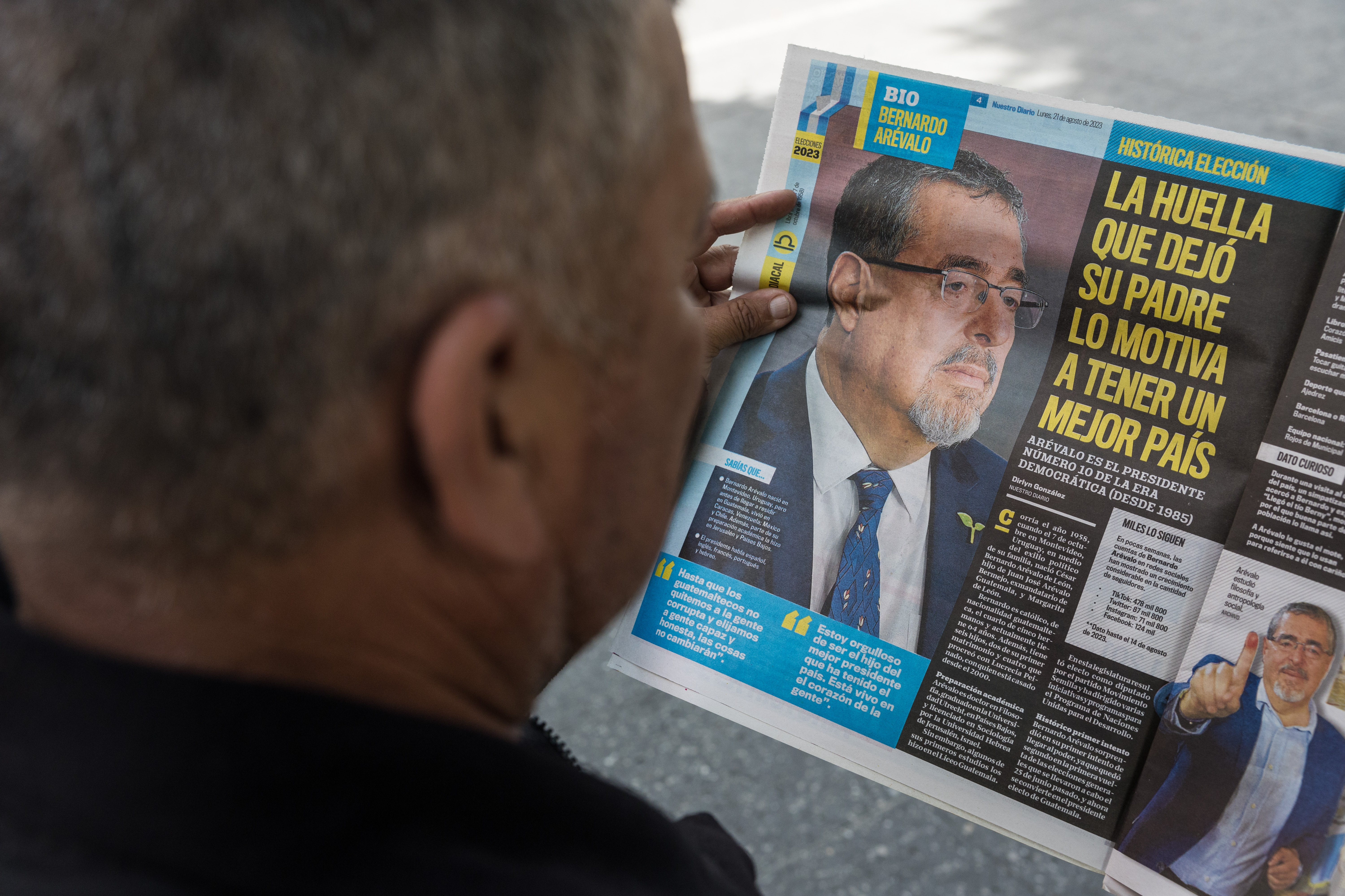 AME3237. CIUDAD DE GUATEMALA (GUATEMALA), 21/08/2023.- Un hombre lee un periódico hoy, con la noticia de la elección del próximo presidente de Guatemala, Bernardo Arévalo, en Cuidad de Guatemala (Guatemala). Guatemala decidió un cambio de rumbo con la elección del académico Bernardo Arévalo de León como su nuevo presidente para el período 2024-2028 y un nuevo rechazo a la candidatura de la ex primera dama Sandra Torres Casanova, el tercero en fila. EFE/ Esteban Biba