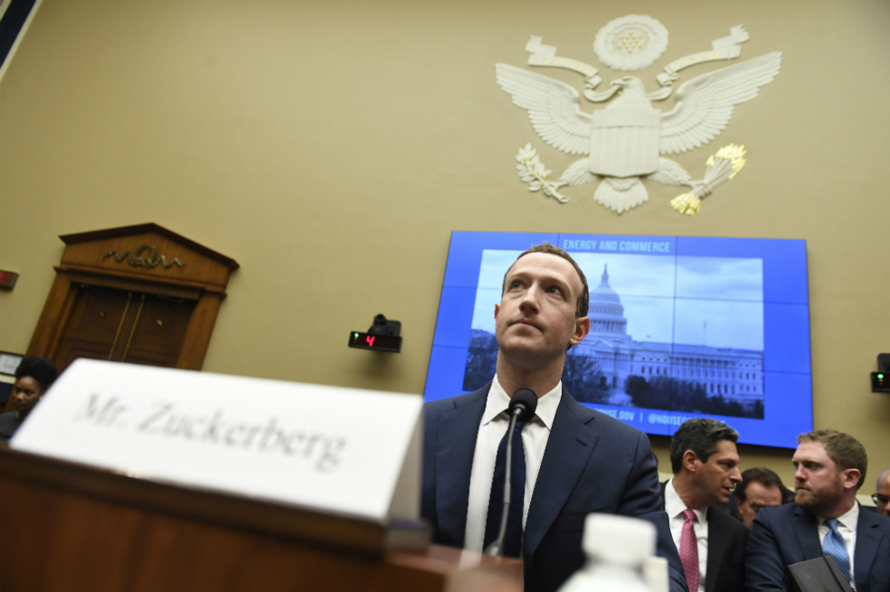 Facebook recibe los golpes mientras el resto de Silicon Valley se escabulle