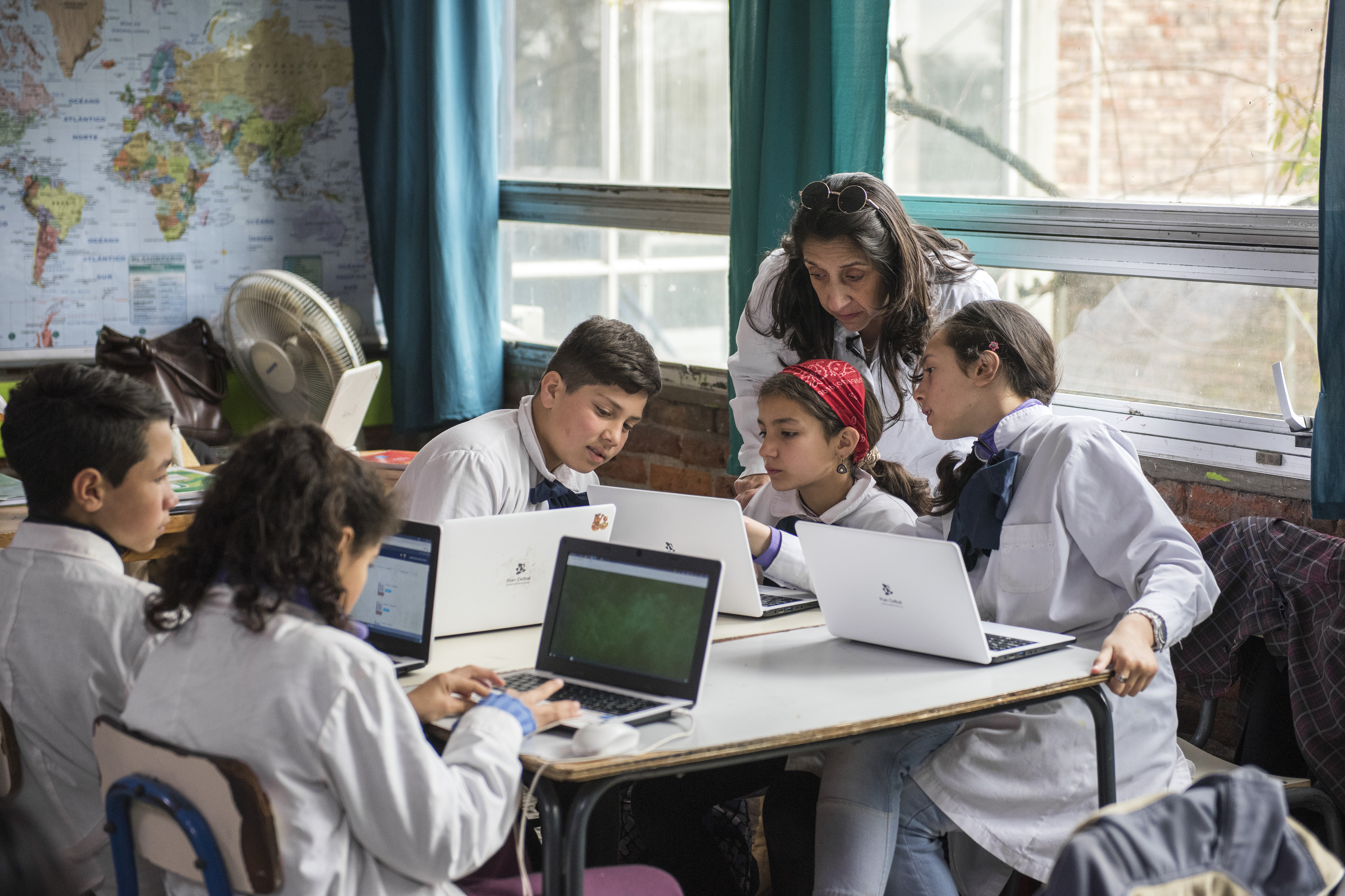 Niños con computadoras blancas ejecutando ejercicios de PAM.
Escuela No. 38 Montevideo
Uruguay