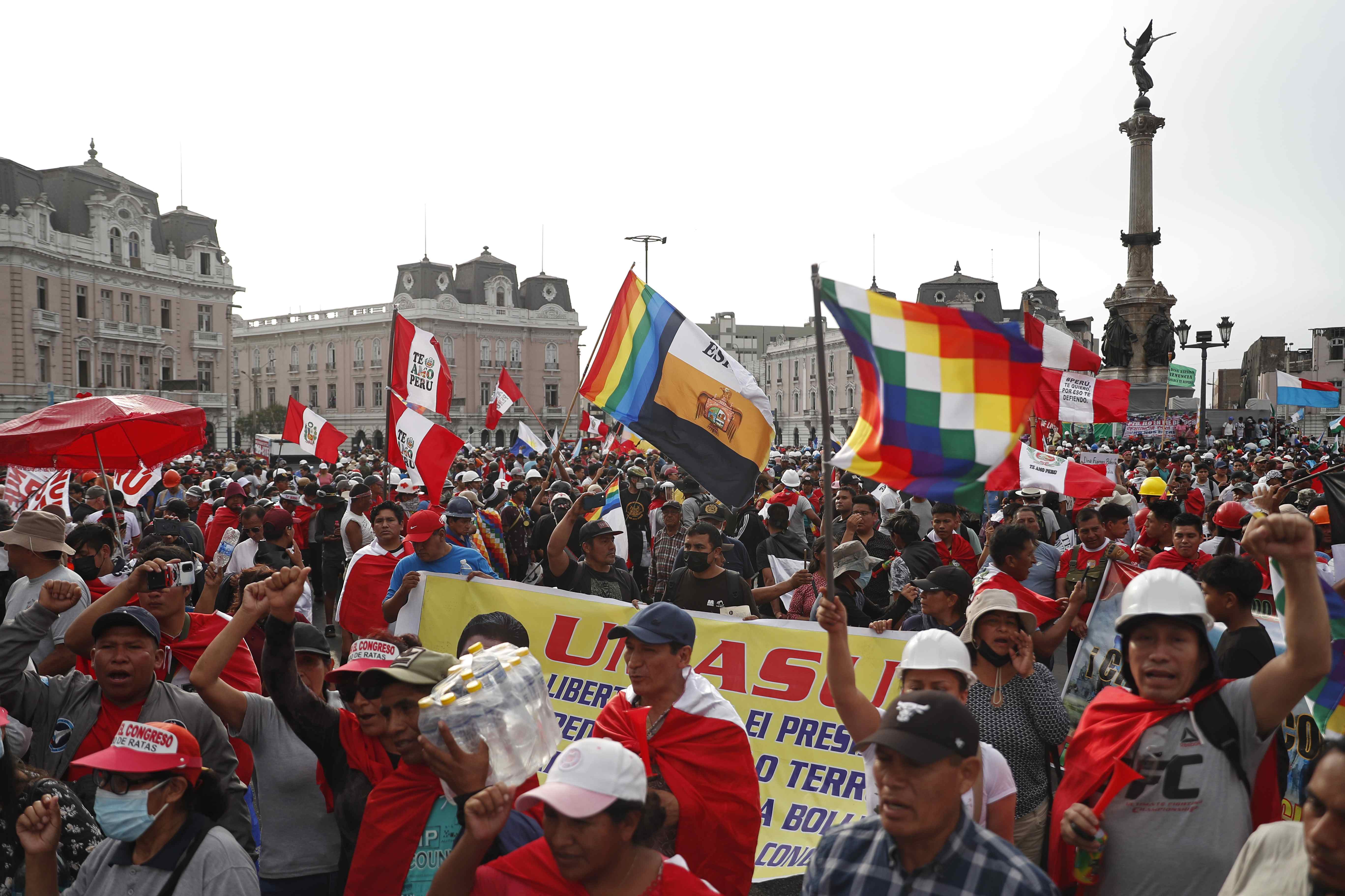AME1722. LIMA (PERÚ), 04/02/2023.- Personas participan en una manifestación que exige la renuncia de la presidenta Dina Boluarte, el cierre del Congreso, la convocatoria de una asamblea constituyente y el adelanto de elecciones generales a 2023, hoy, en Lima (Perú). Las autoridades peruanas reportan este sábado más de setenta puntos "con tránsito interrumpido" en seis regiones del país, concentradas al sur, por las protestas antigubernamentales que dejan un saldo de 69 personas fallecidas desde diciembre pasado. EFE/ Paolo Aguilar