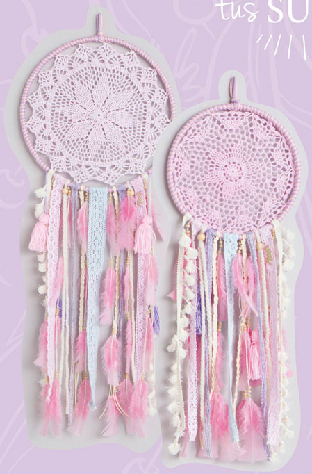 Con la intención de motivar a las personas a alcanzar sus ilusiones, dos hermanas paisas crearon Manik, una marcaque ofrece atrapasueños de diferentes tamaños y con diseños delicados e innovadores. Se encuentran desde $27.000 (con 6 cm de diámetro) hasta $285.000 (con materiales especiales). Puede conseguirlos en www.lajunmanik.com.