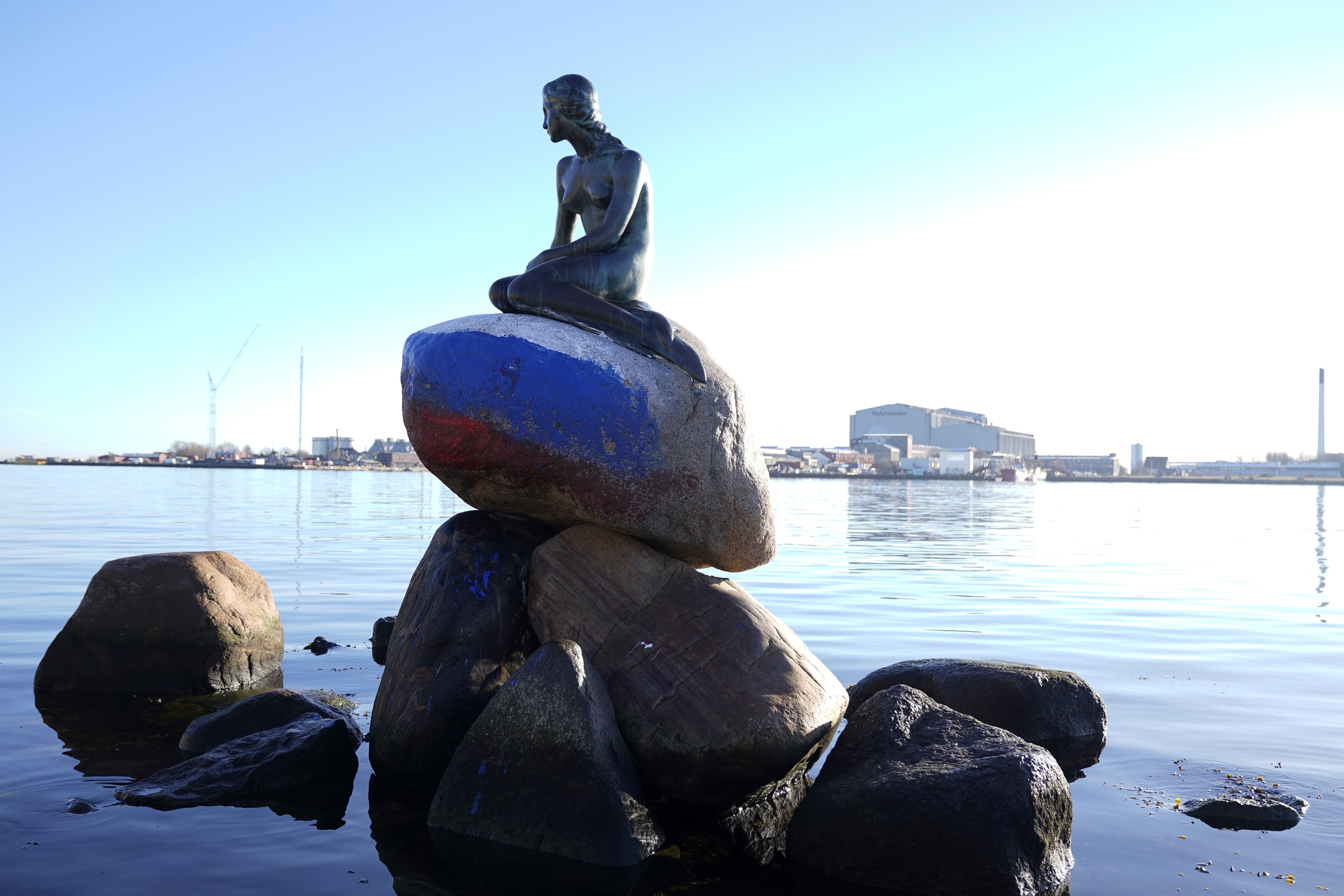 Copenhagen (Denmark), 02/03/2023.- The Russian flag is painted on the stone where the Little Mermaid sits on, in Copenhagen, Denmark, 02 March 2023. The Little Mermaid was created by the sculptor Edvard Eriksen and modeled after his wife, Eline. The figure is the sculptor's embodiment of the mermaid in Hans Christian Andersen's famous fairy tale 'The Little Mermaid'. (Abierto, Dinamarca, Rusia, Copenhague) EFE/EPA/IDA MARIE ODGAARD DENMARK OUT