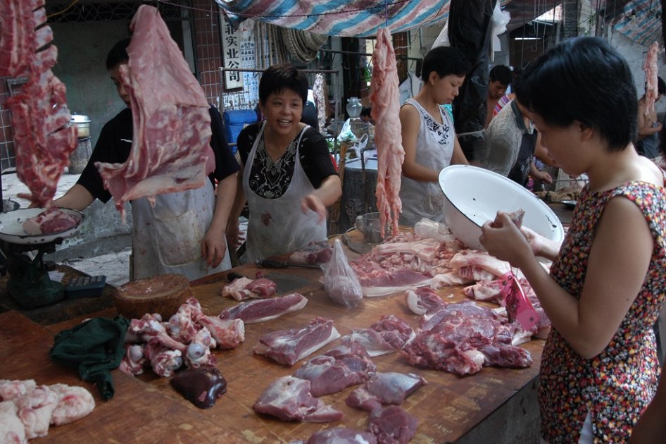China quiere reducir su consumo de carne a la mitad para combatir cambio climático