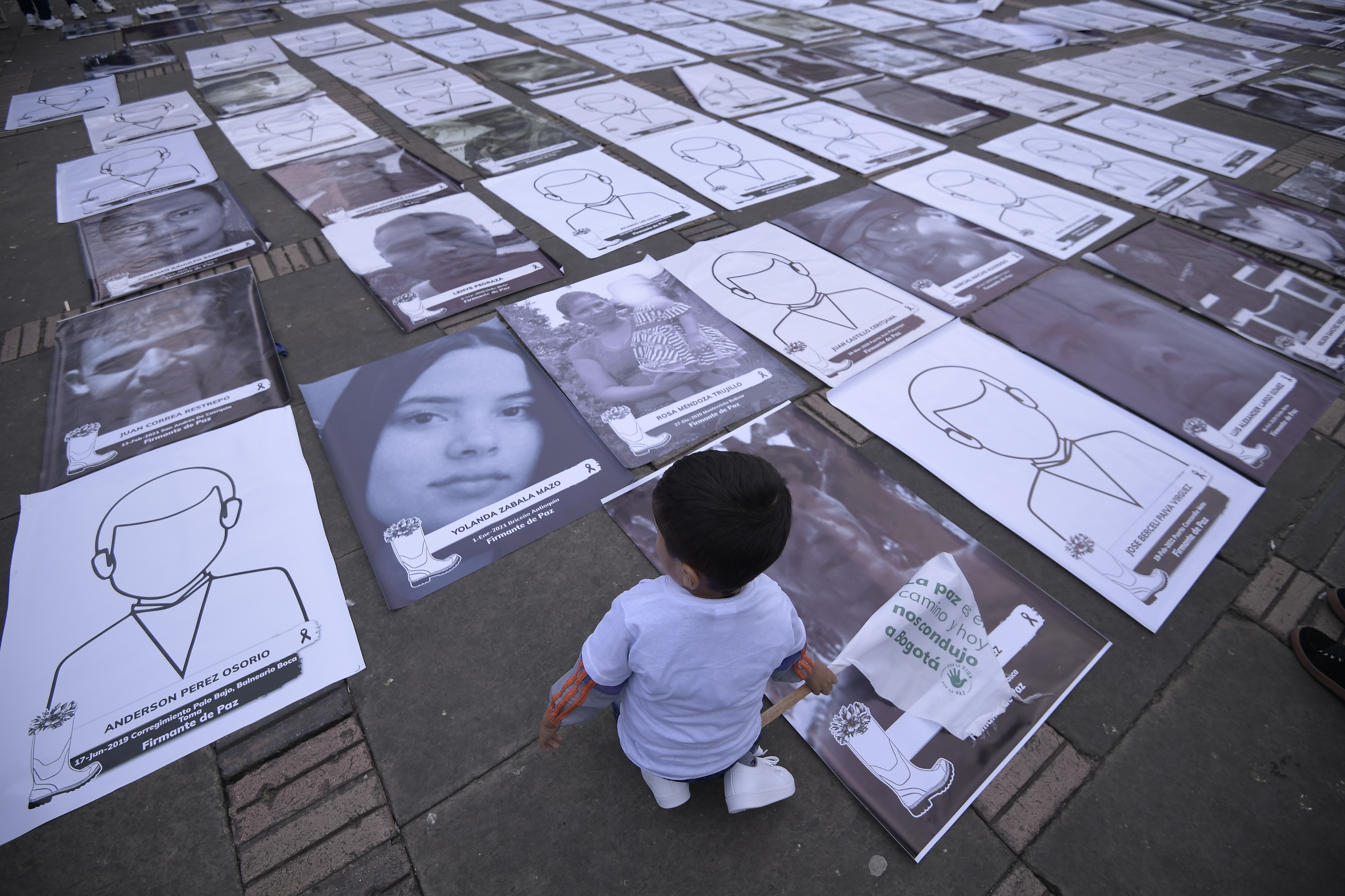 Este 7 de marzo, excombatientes de las Farc provenientes de distintas regiones del país convocaron una peregrinación en Bogotá para rechazar los asesinatos y amenazas en su contra. A la fecha, son alrededor de 300 firmantes del Acuerdo de Paz asesinados. Los manifestantes se concentraron en el Planetario Distrital y avanzaron hasta la Plaza de Bolívar.