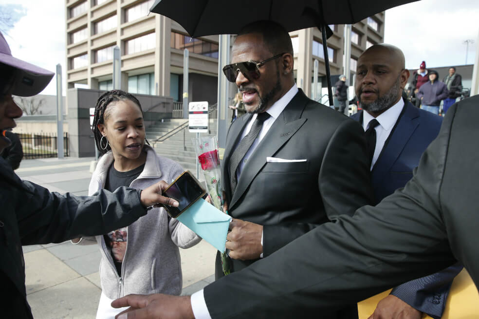Mujer que acusa de agresión sexual a R.Kelly habla por primera vez sobre su caso
