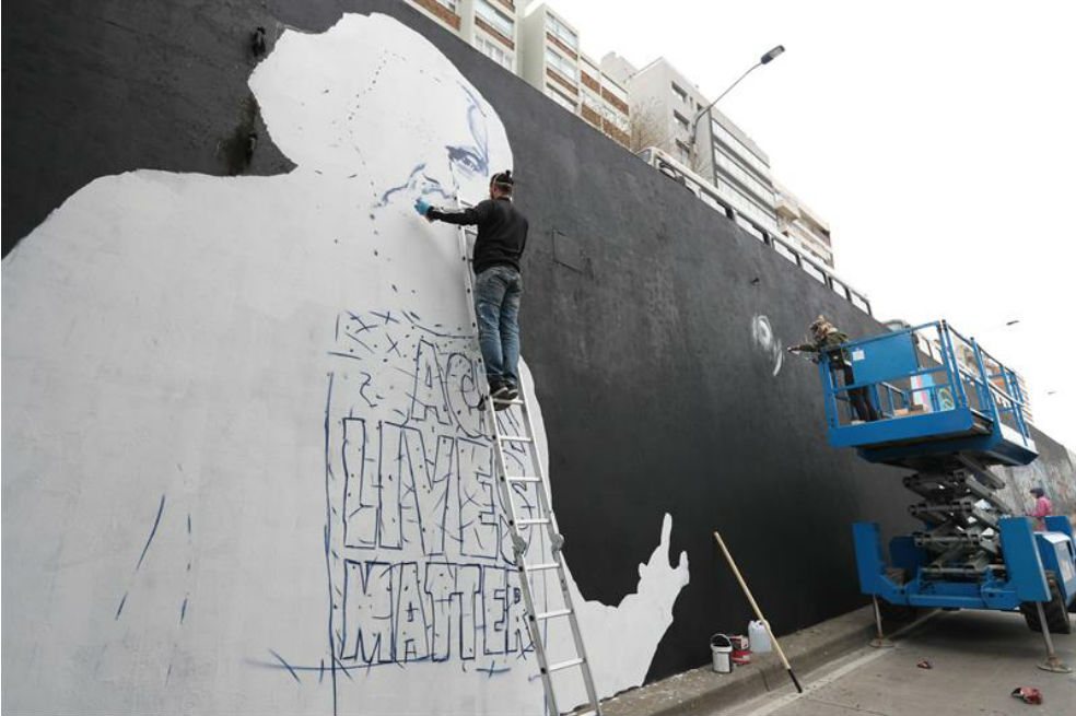 Artistas internacionales realizan mural en Uruguay por bicentenario de Marx