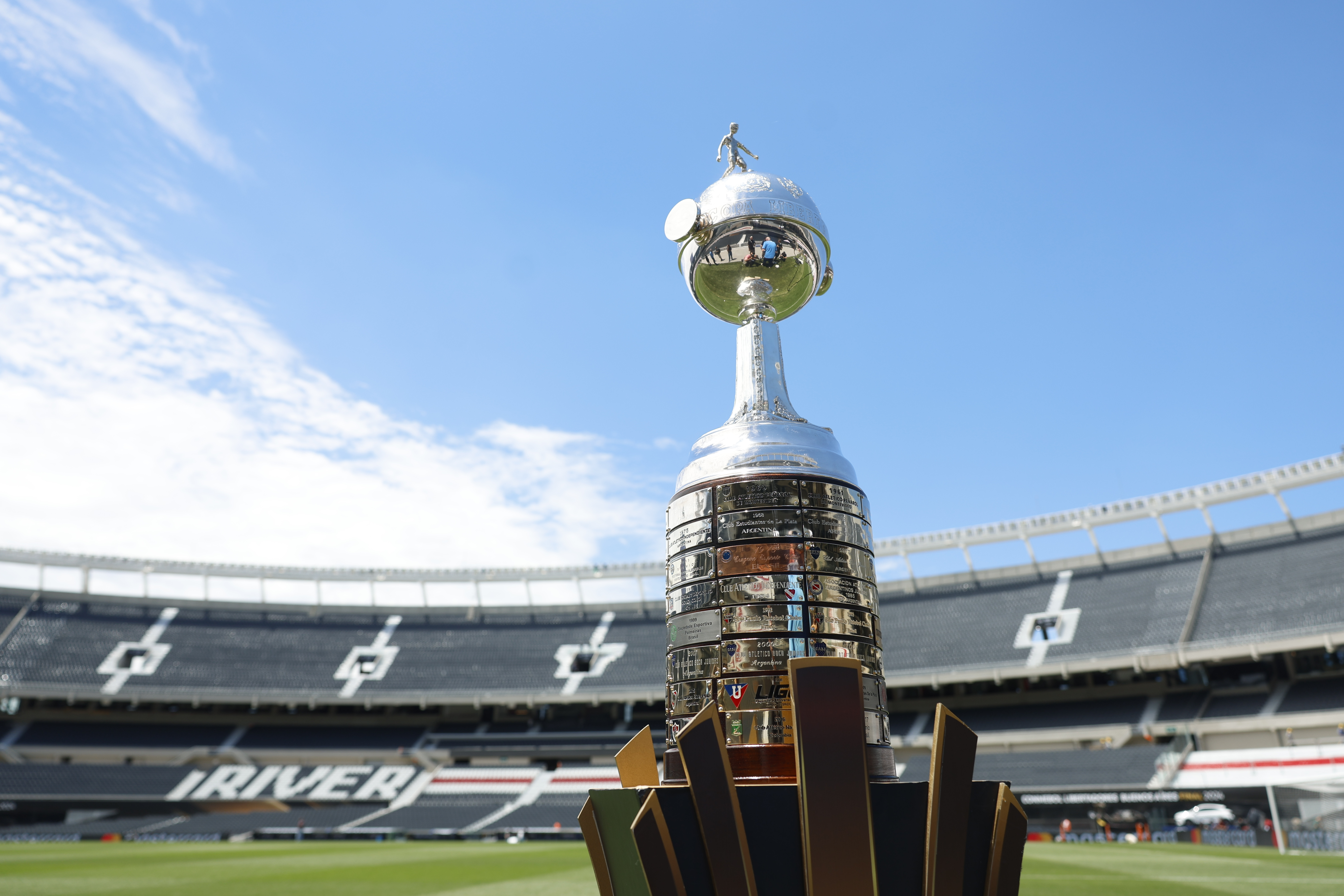 -FOTODELDÍA- AME01. BUENOS AIRES ARGENTINA), 29/11/2024.- Fotografía del trofeo de la Copa Libertadores este viernes, en el estadio Más Monumental en Buenos Aires (Argentina). Botafogo y Atlético Mineiro disputarán la fina de la Copa Libertadores este 30 de noviembre en el Más Monumental. EFE/ Antonio Lacerda
