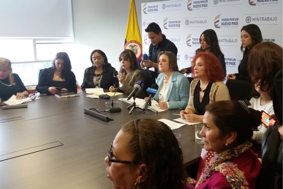 La ministra de Trabajo, Clara López, se reunió este jueves con varias funcionarias de la entidad, inspectoras de trabajo y con líderes sindicales. /Camilo Vega.