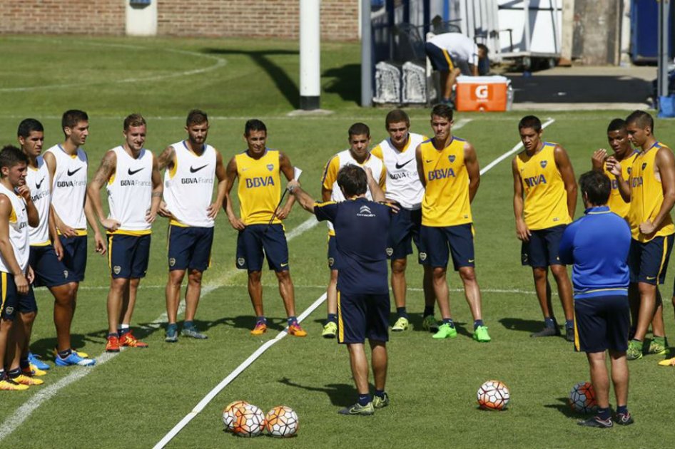 Boca entrena con pelotas de voleibol para jugar ante Bolívar en la altitud