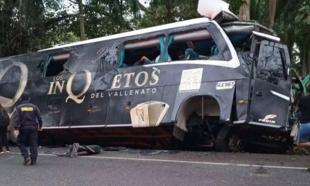 Bus de Los Inquietos del Vallenato se accidentó en Antioquia