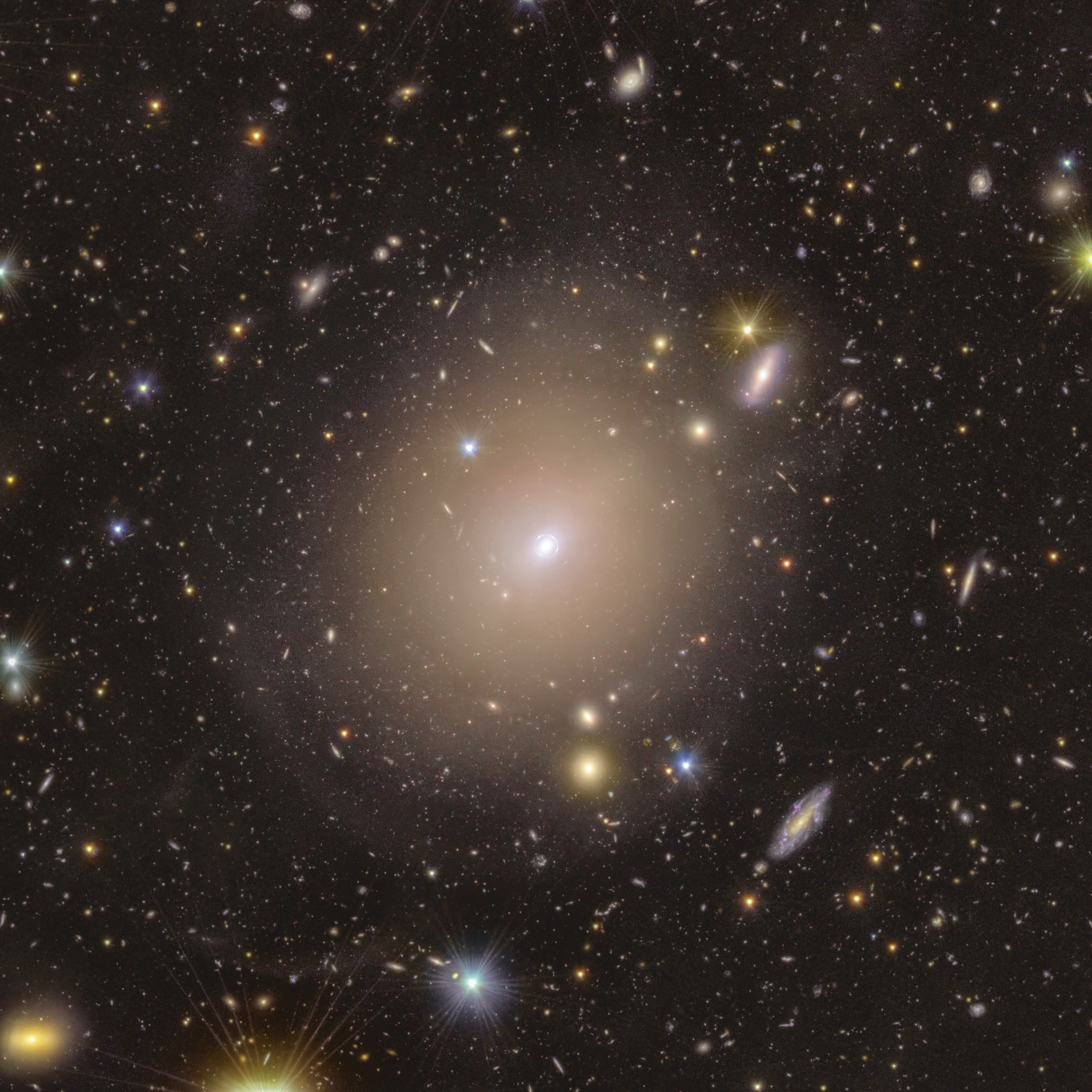 Este amplio campo muestra el halo estelar extendido de NGC 6505 y exhibe el anillo de Einstein, rodeado de coloridas estrellas en primer plano y galaxias en el fondo.
ESA/Euclid/Consorcio Euclid/NASA, procesamiento de imágenes por J.-C. Cuillandre, G. Anselmi, T. Li
