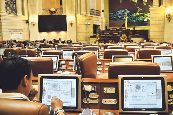 Representantes a la Cámara tendrán vehículos oficiales: directora administrativa