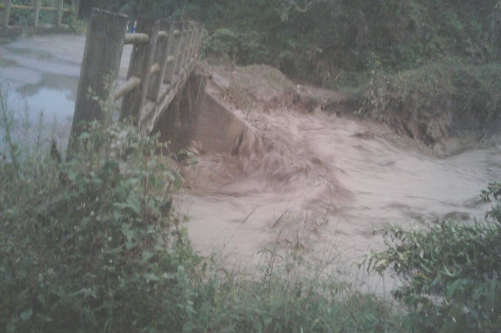 Intensifican búsqueda de tres desaparecidos tras creciente de río en Gachetá