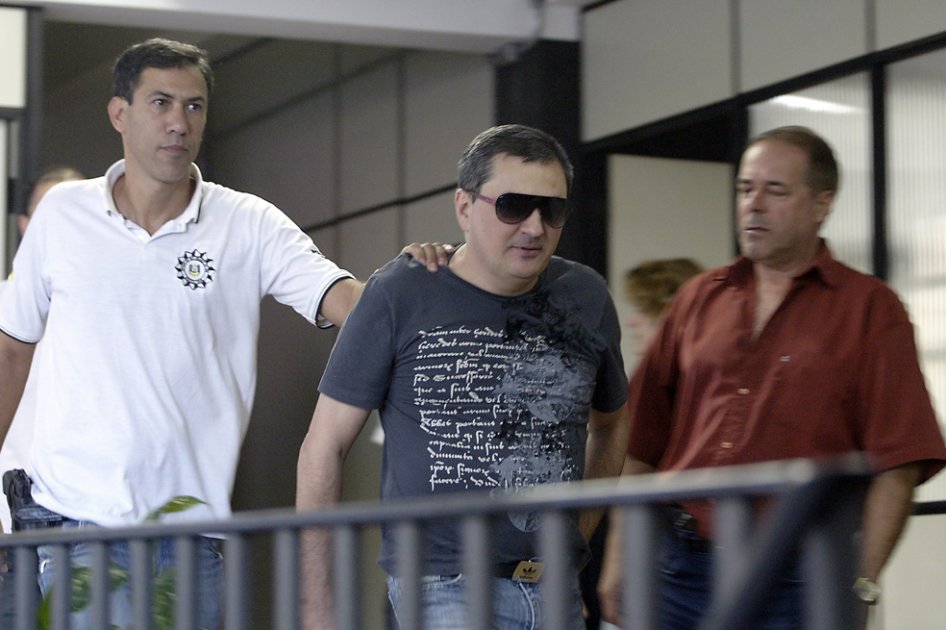 El empresario Mauro Hoffmann (centro), uno de los dos propietarios de la discoteca 'Kiss', es escoltado por dos policías tras entregarse a las autoridades. / EFE
