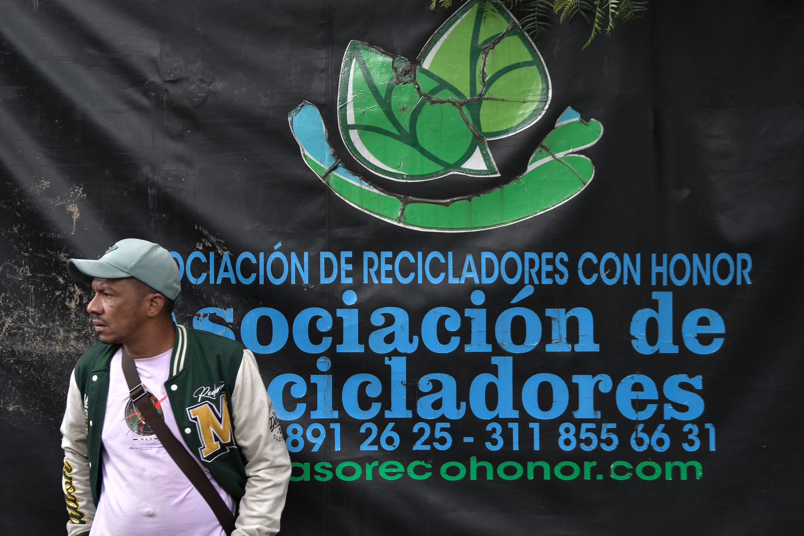 La mañana del miércoles 15 de mayo de 2024, un grupo de aproximadamente 500 recicladores realizaron un plantón frente a las instalaciones de la CRA para exigir mejores condiciones laborales.