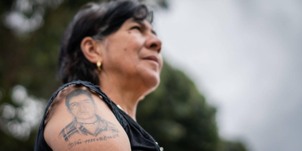Doris Tejada lleva tatuado el rostro de su hijo Óscar Alexander, víctima de 'falsos positivos'.