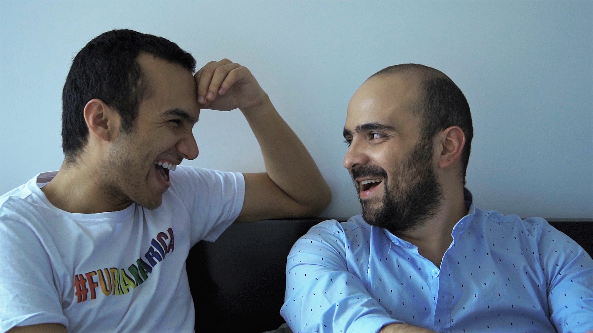 Ómar Vásquez, actor, junto a su pareja en el videoclip de la canción "Quiero ser".
