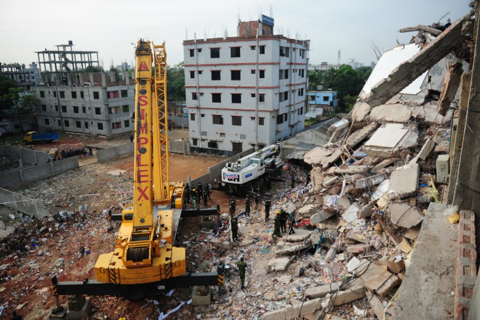 Detienen al dueño del edificio que se desplomó en Bangladesh, buscan a un español