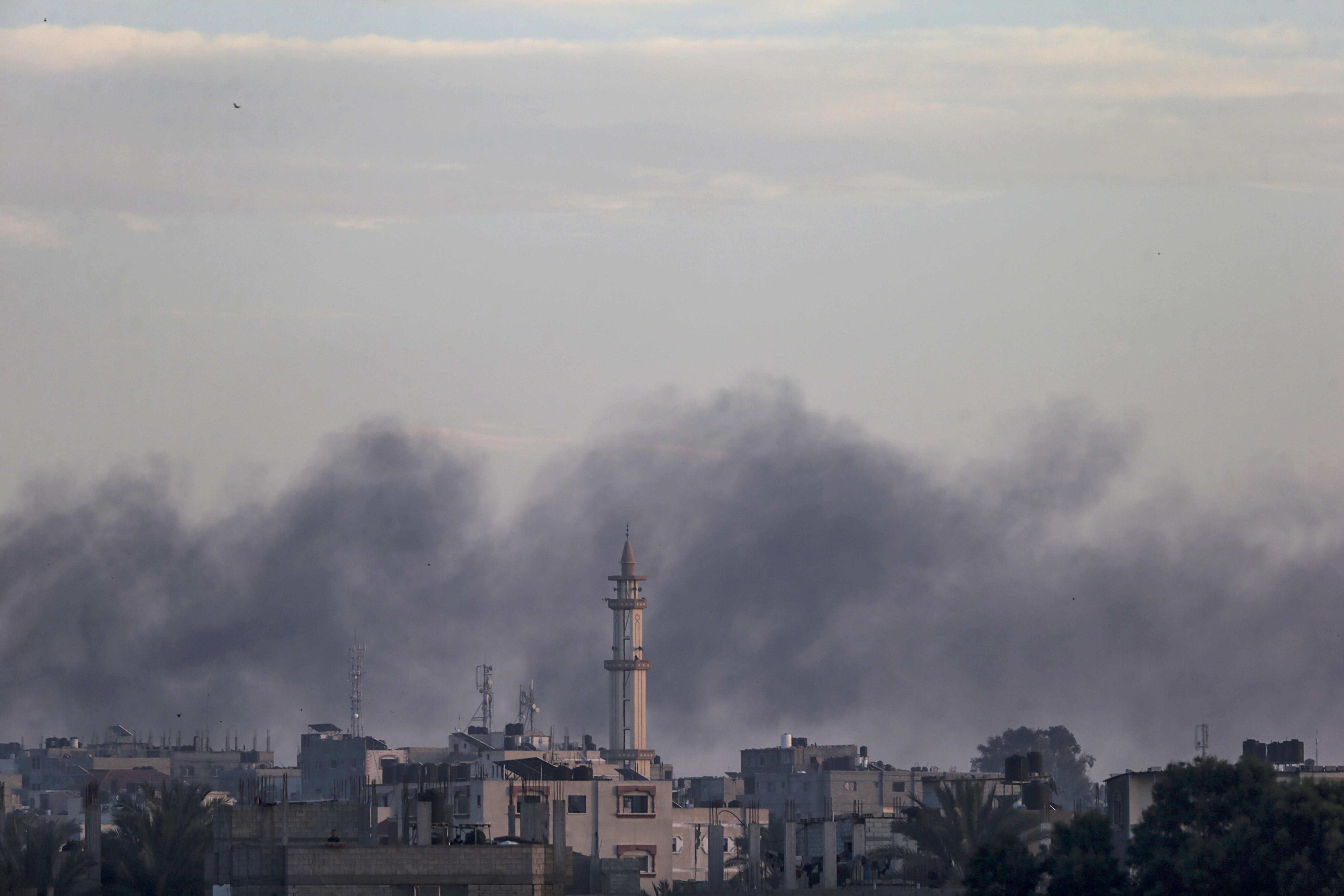Khan Yunis (---), 01/03/2024.- Smoke rises following an Israeli air strike during a military operation in Khan Yunis, southern Gaza Strip, 01 March 2024. More than 30,200 Palestinians and over 1,300 Israelis have been killed, according to the Palestinian Health Ministry and the Israel Defense Forces (IDF), since Hamas militants launched an attack against Israel from the Gaza Strip on 07 October 2023, and the Israeli operations in Gaza and the West Bank which followed it. EFE/EPA/MOHAMMED SABER