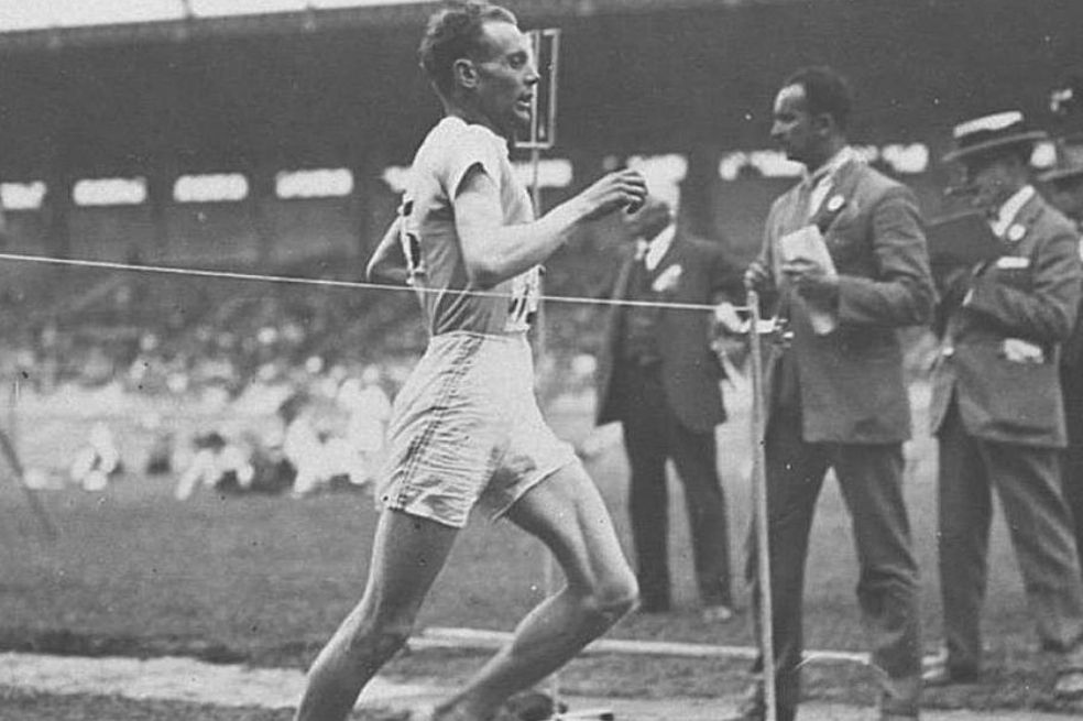 Paavo Johannes Nurmi, el 'finlandés volador'. Con nueve medallas de oro y tres de plata, Nurmi es el atleta con más medallas en la historia. Amberes 1920 y París 1924 acogieron la explosión de este atleta que ganó prácticamente en todas las pruebas que disputó. Nurmi no solo dominó las carreras de 1.500, 5.000 y 10.000 metros, también estableció plusmarcas en cada una de estas competencias.