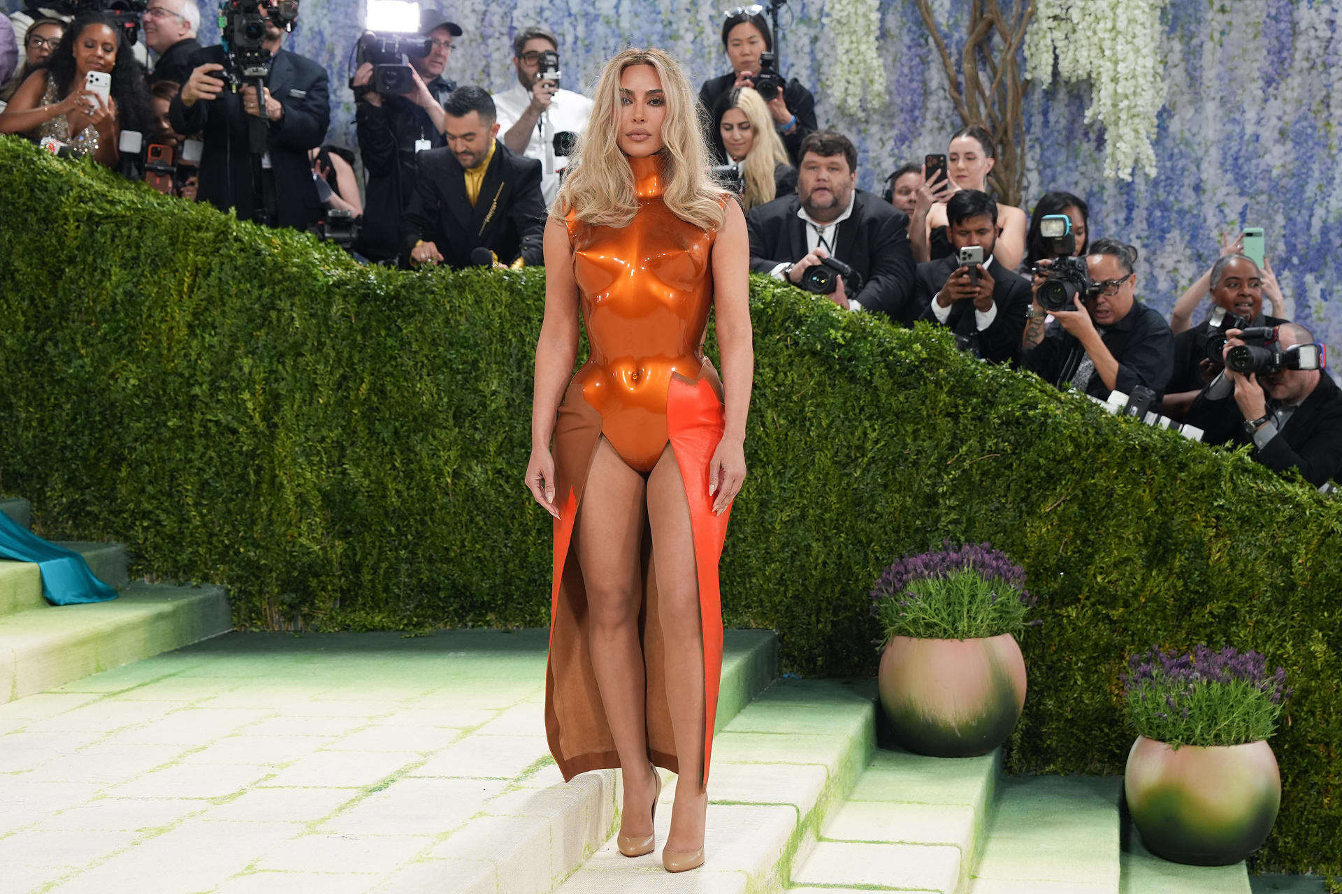 AME9359. NUEVA YORK (ESTADOS UNIDOS), 04/05/2026.- La estadounidense Kim Kardashian posa este lunes, durante la alfombra blanca de la Met Gala, en Nueva York (EE.UU.). La Met Gala inició con una actuación de un grupo de cantantes y bailarines que interpretó 'I Wanna Dance with Somebody', de Whitney Houston antes de dar paso a un desfile de celebridades. EFE/ Octavio Guzmán
