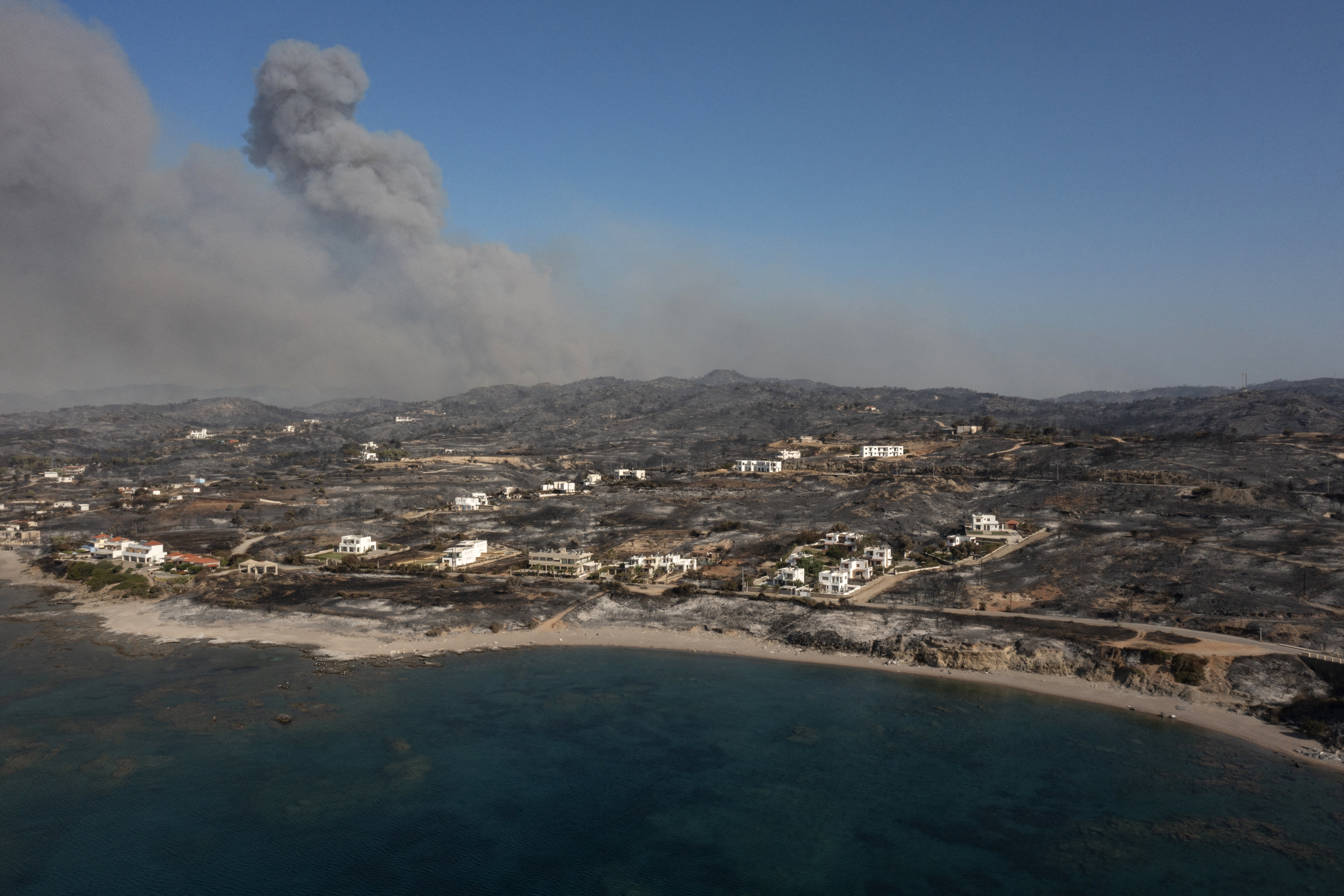 “El infierno en la tierra”: el espantoso escape de turistas de una isla en Grecia