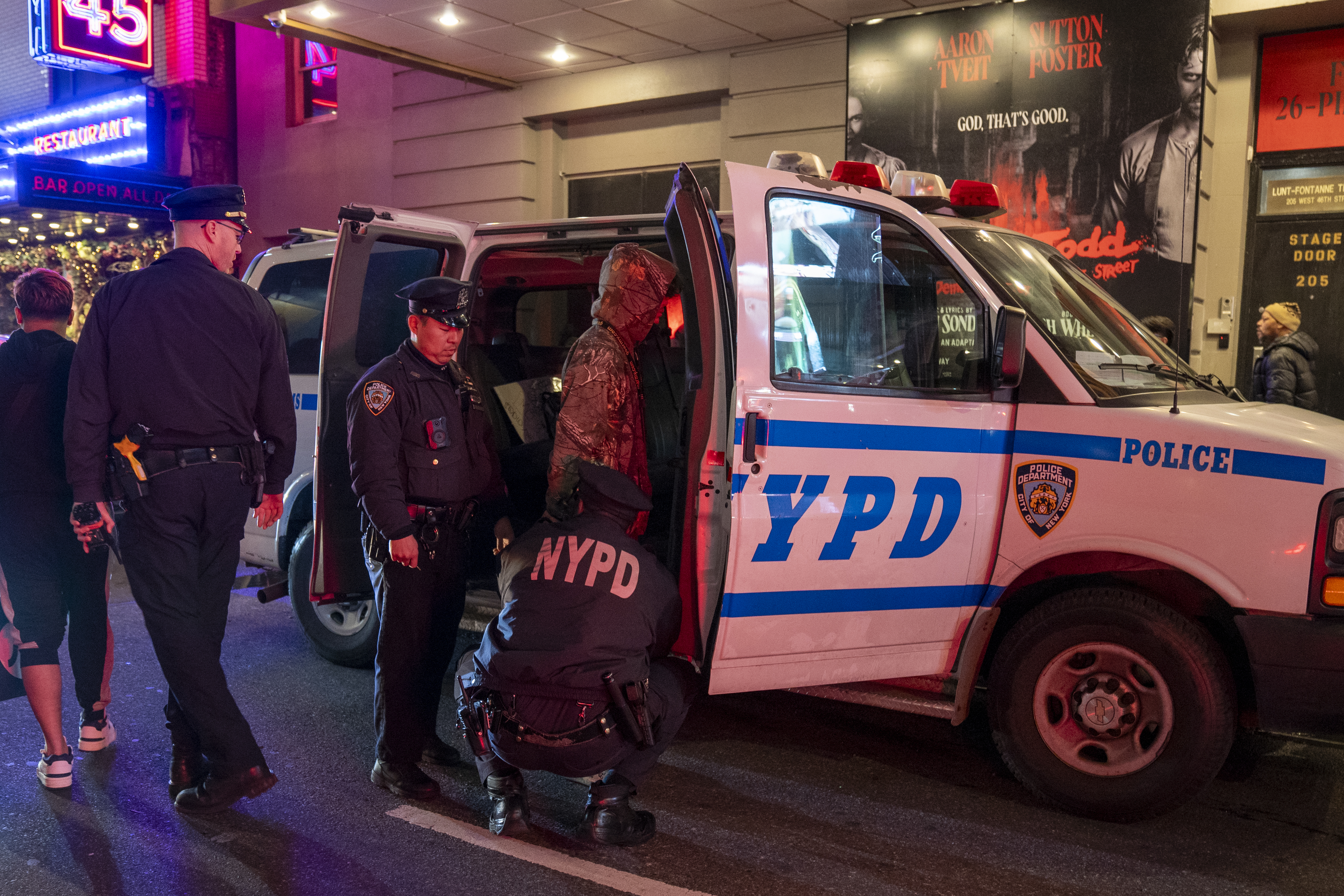 AME2867. NUEVA YORK (ESTADOS UNIDOS), 26/03/2024.- Una persona es detenida durante la presentación del concierto de la colombiana Shakira este martes en Times Square, Nueva York (EE.UU.). La cantante colombiana Shakira paralizó hoy Times Square donde convocó a miles de personas, en su mayoría jóvenes de diversos países, a un concierto gratuito para presentar su nuevo disco "Las mujeres ya no lloran", que anunció poco antes del evento a través de sus redes sociales. EFE/Ángel Colmenares