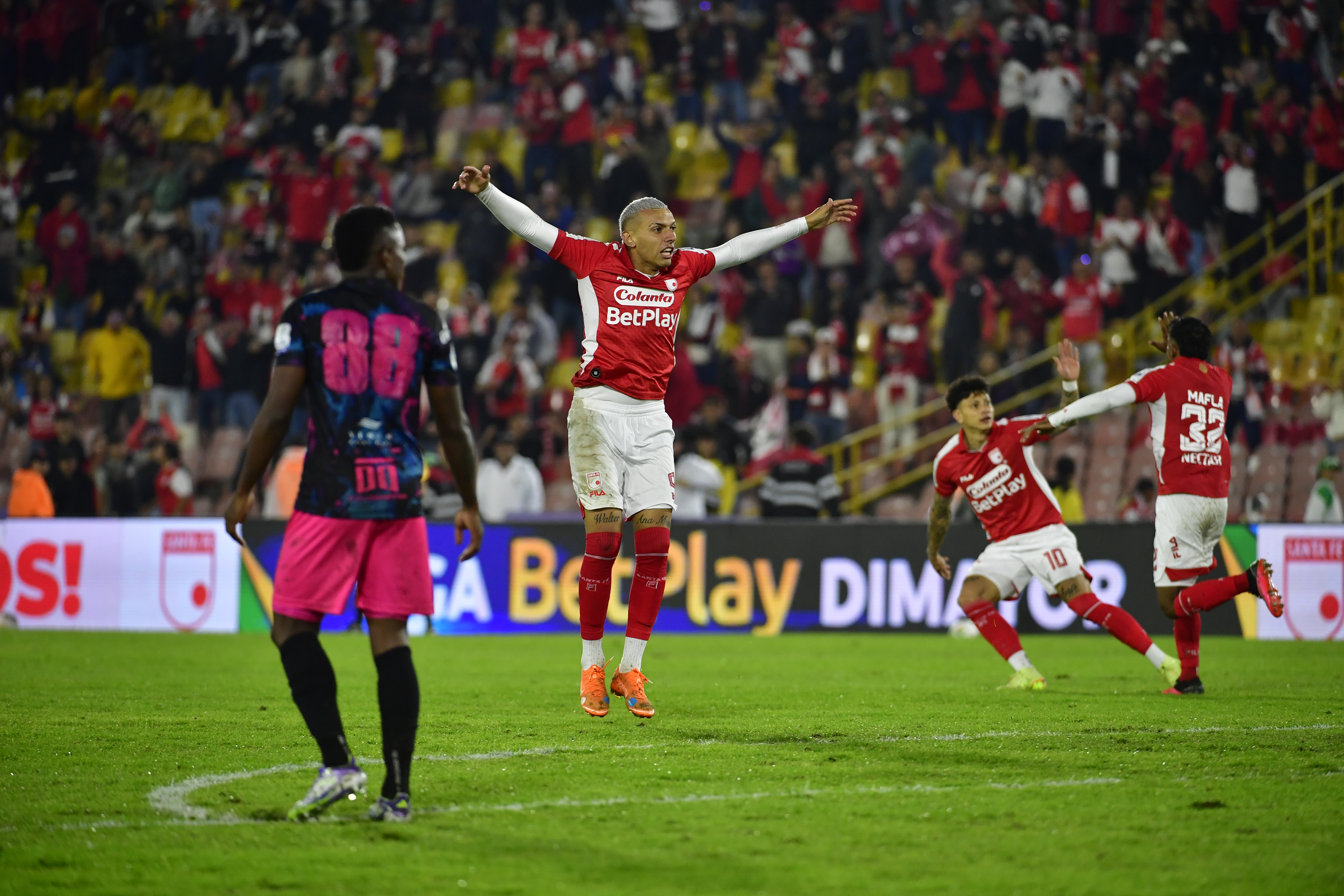 Jugador de Santa Fe durante el compromiso ante Deportivo Pereira en el Estadio El Campin de Bogotá