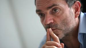 Imagen del escritor francés Yann Moix, quien provocó fuertes reacciones por haber dicho que se siente incapaz de amar a una mujer de 50 años. 