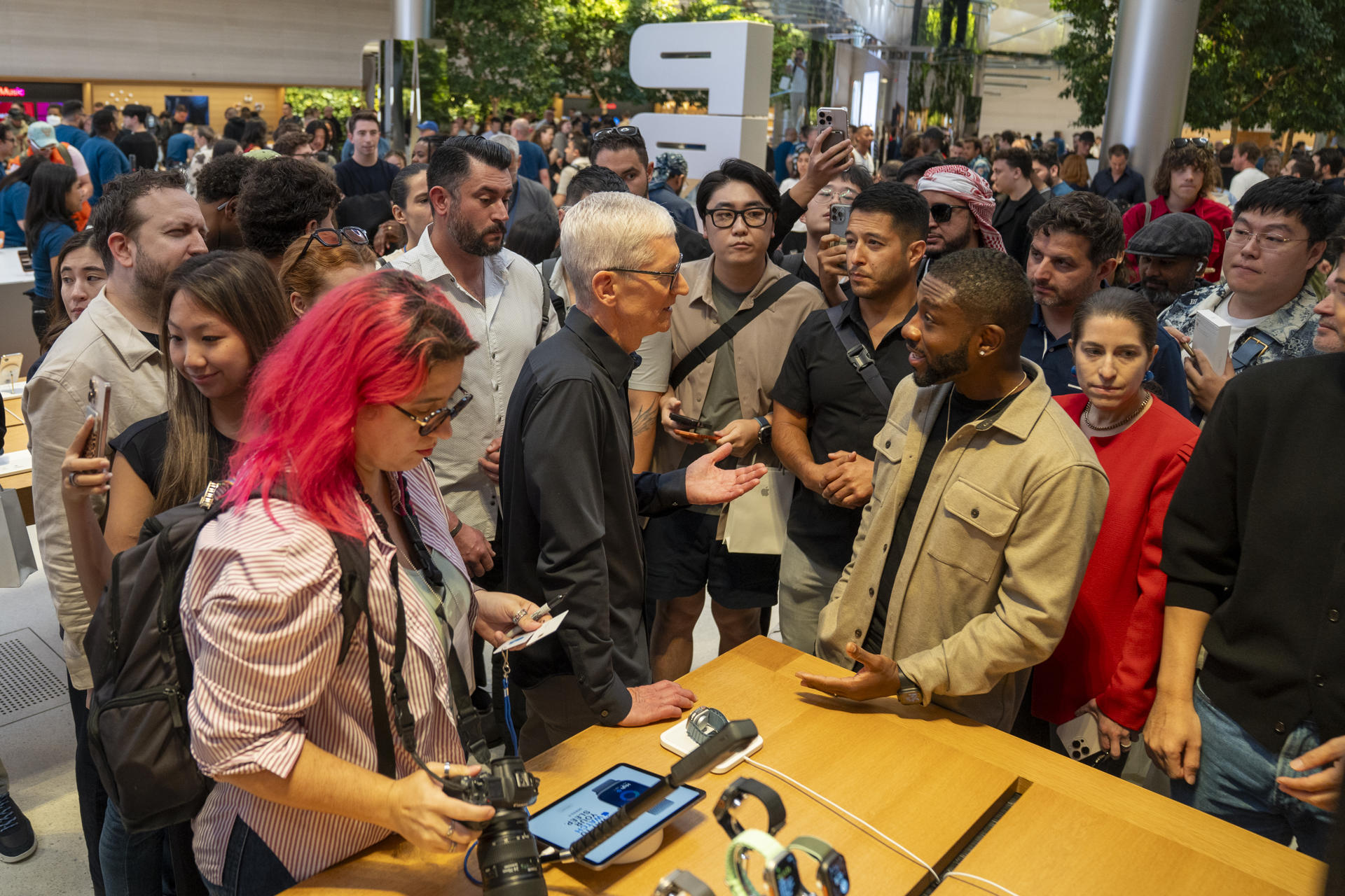 ACOMPAÑA CRÓNICA: EEUU APPLE IPHONE AMDEP3772. NUEVA YORK (ESTADOS UNIDOS), 19/09/2025.- El director ejecutivo de Apple, Tim Cook, habla con personas durante el inicio de las ventas de los nuevos modelos de iPhone 17 este viernes, en Nueva York (Estados Unidos). Cook fue el encargado de abrir las puertas de la tienda de la compañía en la Quinta Avenida de Nueva York y dar la bienvenida a los primeros clientes que habían esperado horas para hacerse con los nuevos modelos de los iPhone 17, que salen a la venta hoy. EFE/ Angel Colmenares