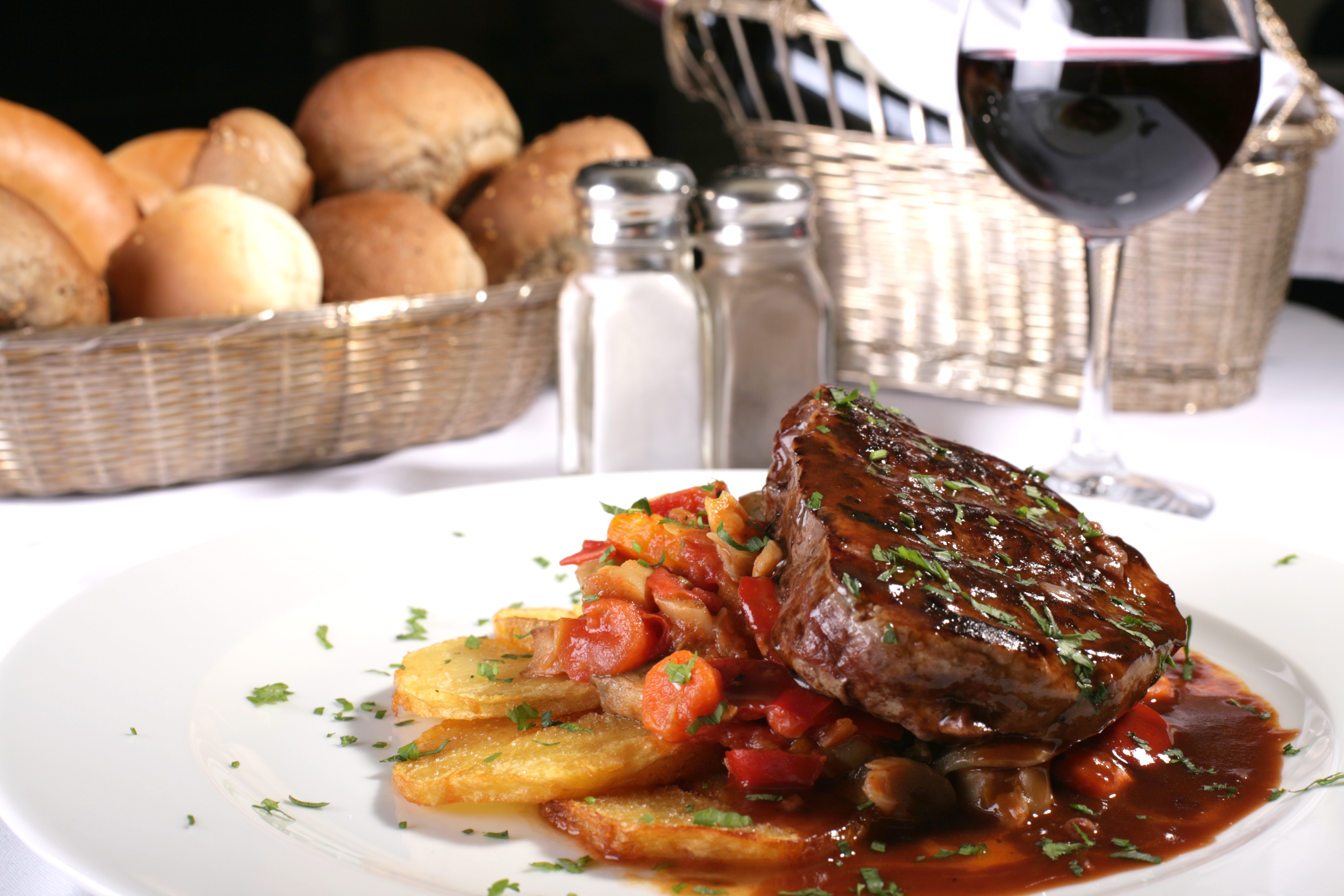 Cabro al vino tinto, la receta para saborear este jueves