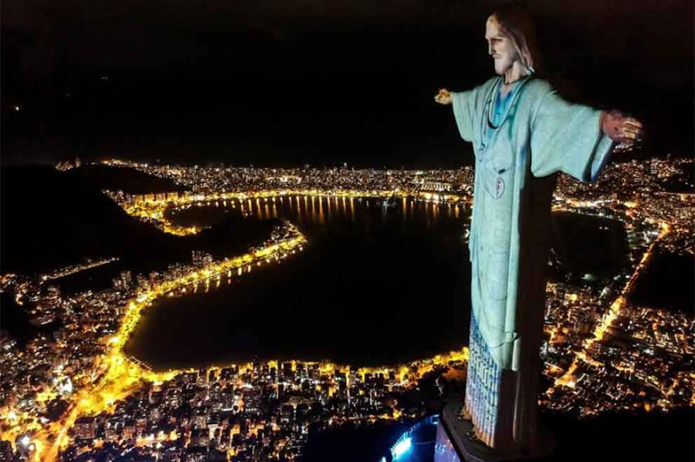 En Brasil, el Cristo Redentor vestido de médico (Diario de la peste, del escritor Gonçalo Tavares)