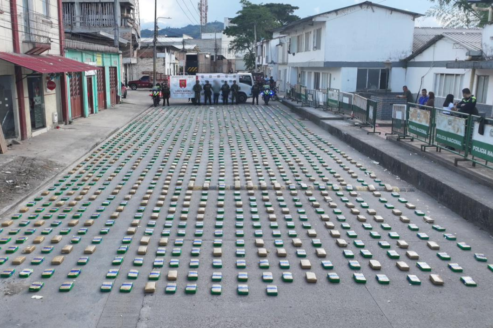 Incautan 1.400 kilos de marihuana ocultos en un camión en Isnos (Huila)