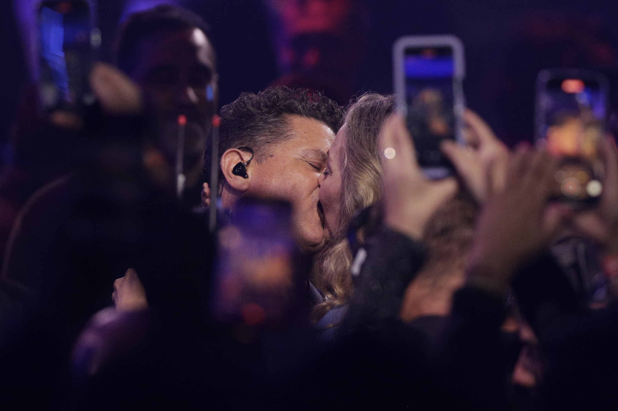 AME4005. VIÑA DEL MAR (CHILE), 26/02/2025.- El cantante colombiano Carlos Vives (i) besa a su esposa Claudia Elena Vásquez durante el 64º Festival Internacional de la Canción de Viña del Mar este miércoles, en el escenario de la Quinta Vergara en Viña del Mar (Chile). EFE/ Adriana Thomasa