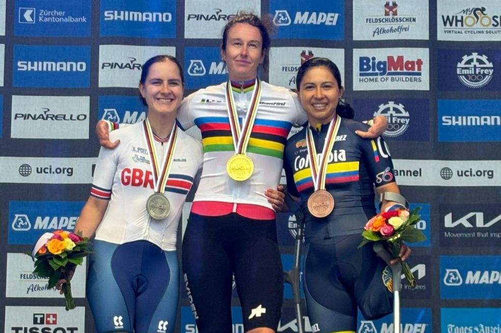 Carolina Munévar (der.) en el podio de la categoría C2.