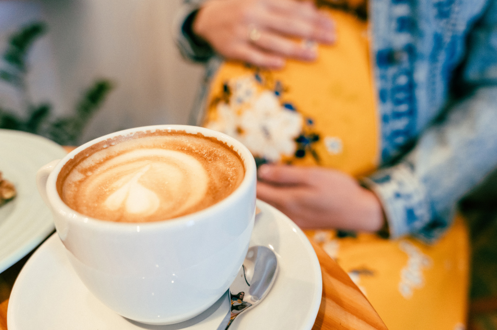 Si bebes café en el embarazo tu bebé sería más bajo, revela estudio