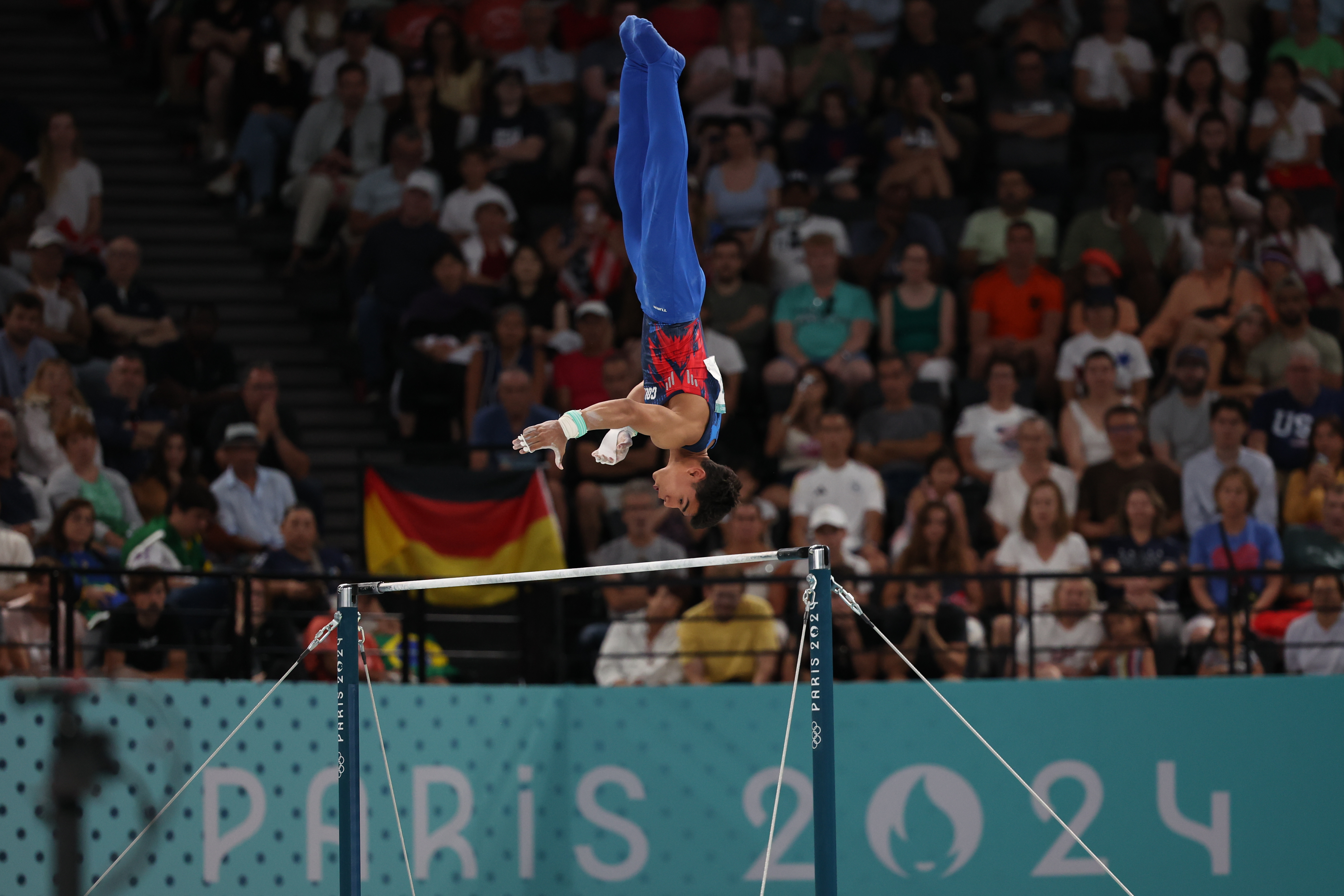 PARÍS, 05/08/2024.- El gimnasta colombiano Ángel Barajas ejecuta su ejercicio para ganar la plata en la final masculina de barra fija de gimnasia artística de los Juegos Olímpicos de París 2024, en el pabellón Bercy Arena, este lunes, en París. EFE/ Miguel Gutiérrez