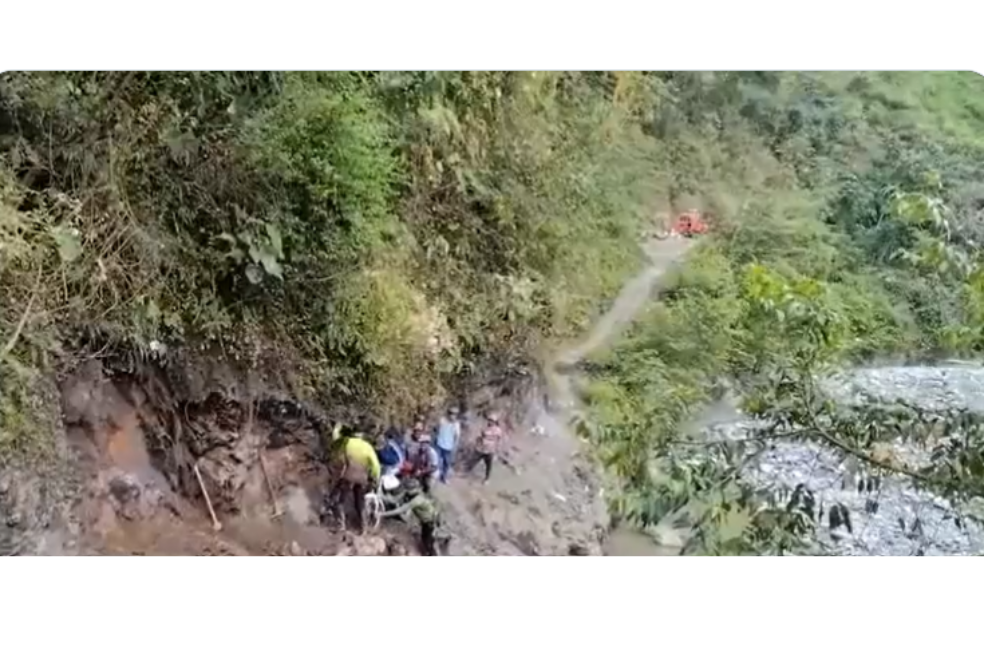 La creciente de un río se llevó una parte de la carretera