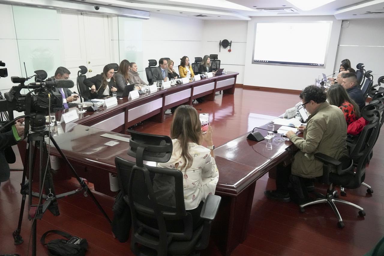 Transmisión y alertas fiscales: así catalizan puja entre equipos de transición del gobierno