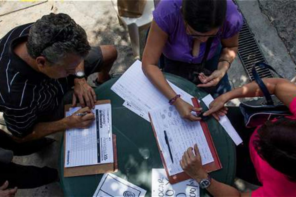 Autoridad electoral de Venezuela suspende recolección de firmas para revocar a Maduro